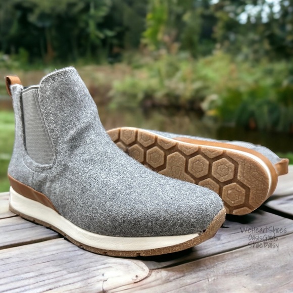 NIB BOC Born Kara Faux Wool Ankle Chelsea Boots Booties Grey Pull On - Picture 5 of 14